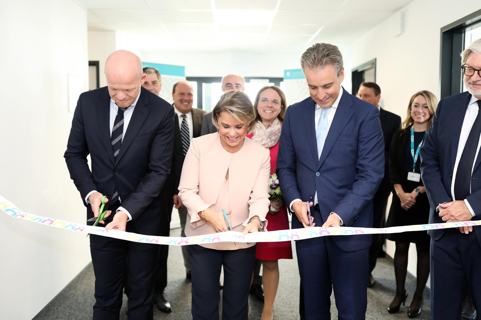 Lors du geste inaugural, la Grande-Duchesse est entourée (de gauche à droite) par M. Claude Meisch, ministre de l’Education Nationale; et M. Alex Kockhans, directeur du CDA.
