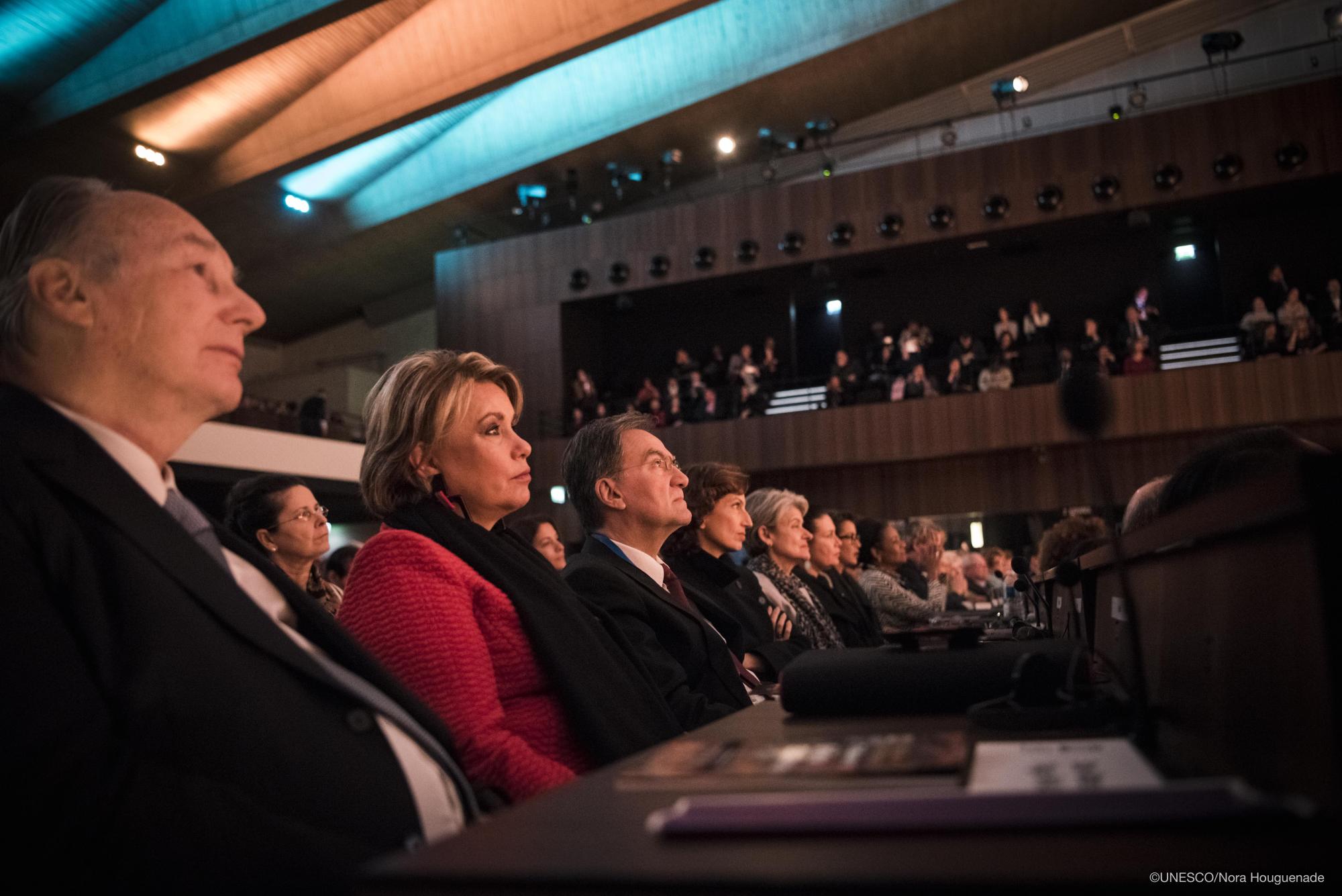 S.A.R. la Grande-Duchesse est entourée de g. à dr. par Son Altesse le Prince Karim Al-Hussaini dit Karim Aga Khan IV; M. Michael Worbs, nouveau président du Conseil exécutif de l'UNESCO; Mme Audrey Azoulay, nouvelle directrice générale de l'Unesco et Mme Irina Bokova, ancienne directrice générale de l'Unesco.