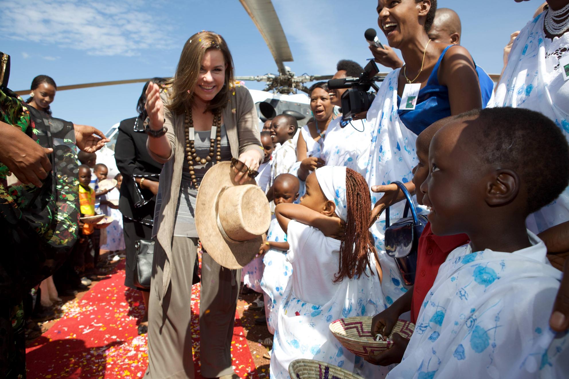 S.A.R. la Grande-Duchesse à son arrivée à Ruyigi au Burundi, accueillie par les autorités locales ainsi que les enfants de la Maison Shalom.
