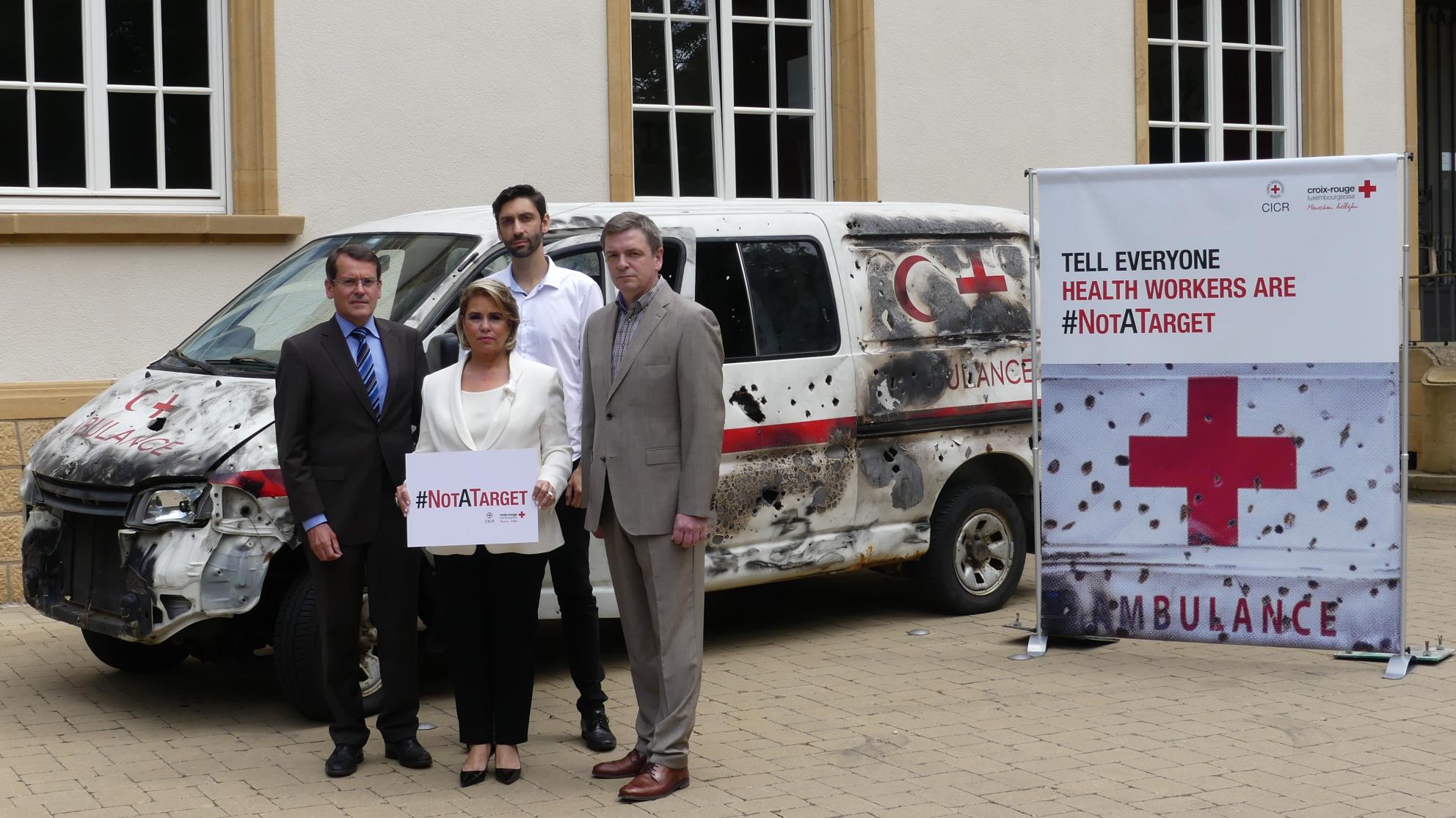 S.A.R. la Grande-Duchesse est entourée, de g. à dr., par M. Michel Simonis, directeur général; M. Rémi Fabbri, directeur adjoint de l’Aide Internationale de la Croix-Rouge luxembourgeoise; et M. Marc Crochet, directeur général adjoint, posent devant l’ambulance criblée de balles qui sera au centre de la campagne de sensibilisation et de collecte de fonds #notatarget en faveur du Comité International de la Croix-Rouge.
