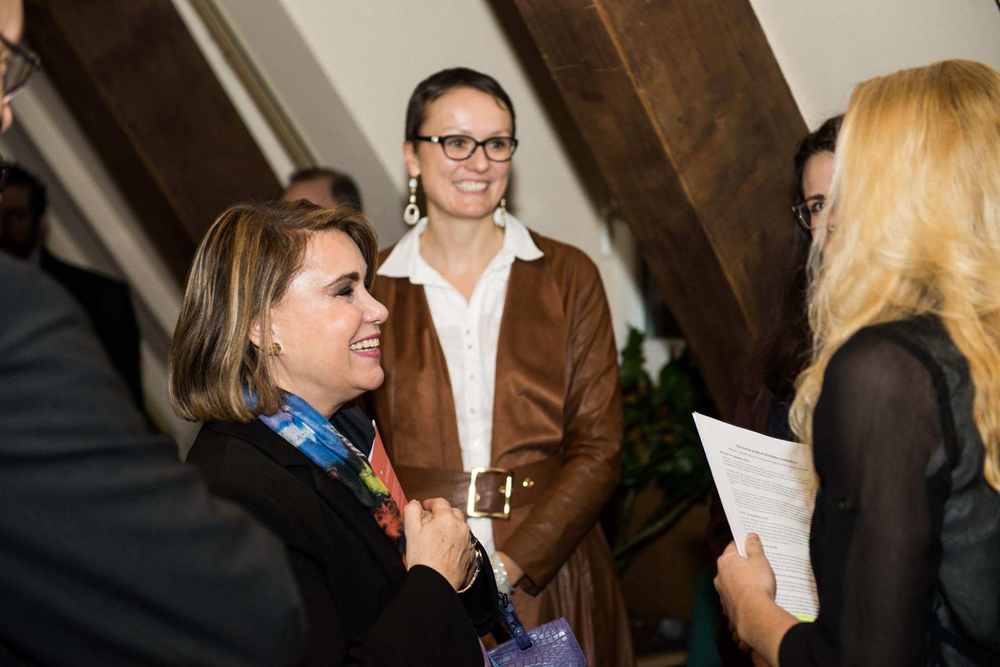  S.A.R. la Grande-Duchesse s'entretient avec les participants de la table ronde 