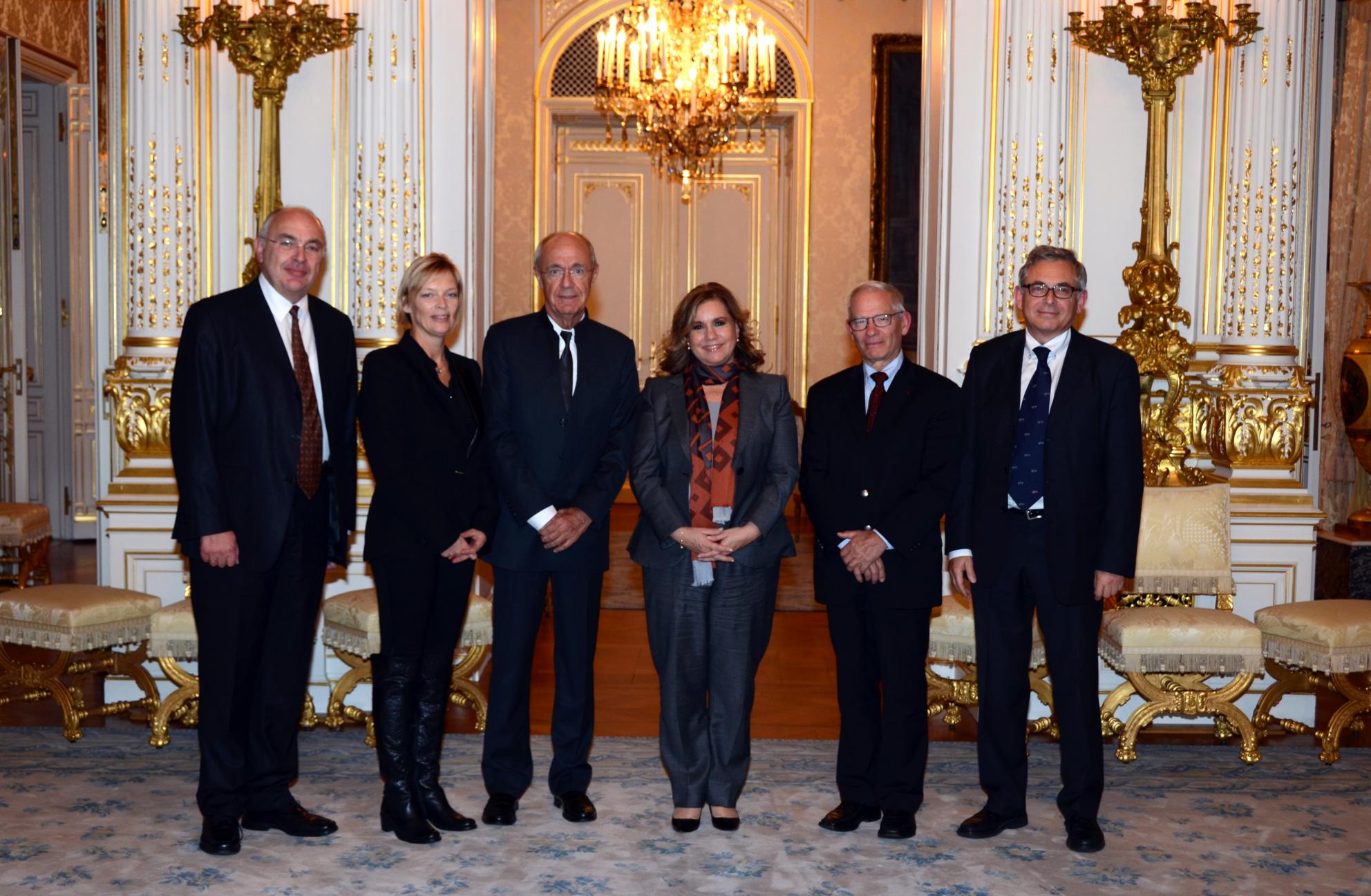 S.A.R. la Grande-Duchesse est entourée (g. à dr.) de M. Gabriel Spellini, membre et Responsable du département Commercial &amp; Projet chez meditec sàrl, équipement médical; de Mme Sybille Schneider-Schmit, trésorière, Infirmière diplômée au CHEM; du Dr. Richard Schneider, président, Médecin spécialiste en Cardiologie; du Professeur Bernard Eisenmann, vice –président, Chirurgien Cardio-vasculaire - Ancien Chef du Service de Chirurgie Cardiovasculaire de Strasbourg; et du Dr. Michel Nathan, membre, Directeur Général au Centre Hospitalier Emile Mayrisch.
