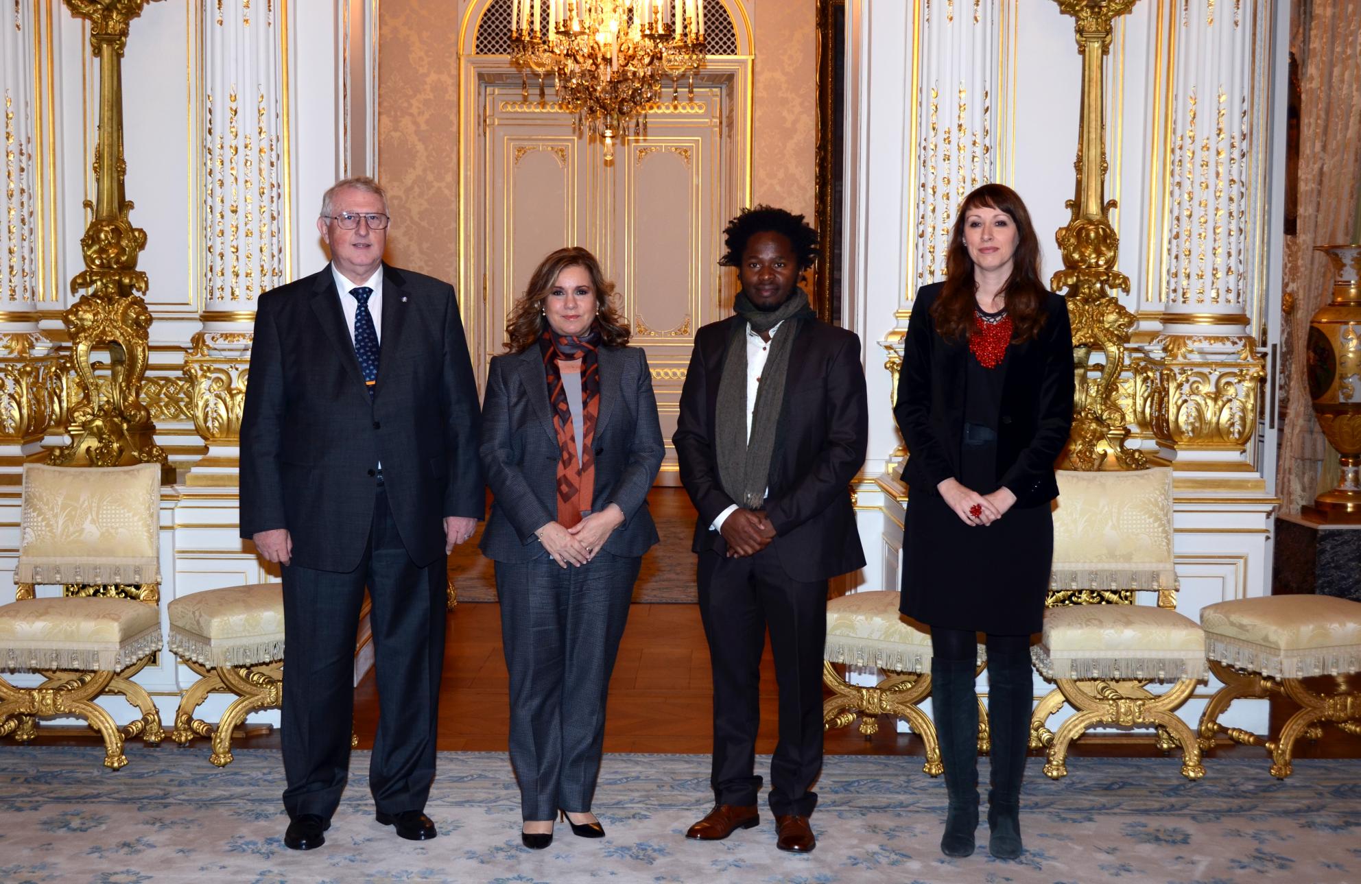 S.A.R. la Grande-Duchesse entourée (g. à dr.) de M. Kirsch, président d’Unicef Luxembourg; M. Ismael Beah; Mme Visscher, Directrice d’Unicef Luxembourg
