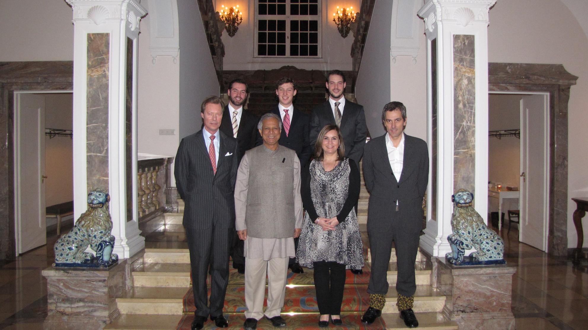 Premier plan: S.A.R le Grand-Duc, le Professeur Yunus, S.A.R la Grande-Duchesse, M. Hans Reitz
Arrière plan: LL.AA.RR le Grand-Duc Héritier, le Prince Sébastien et le Prince Félix
