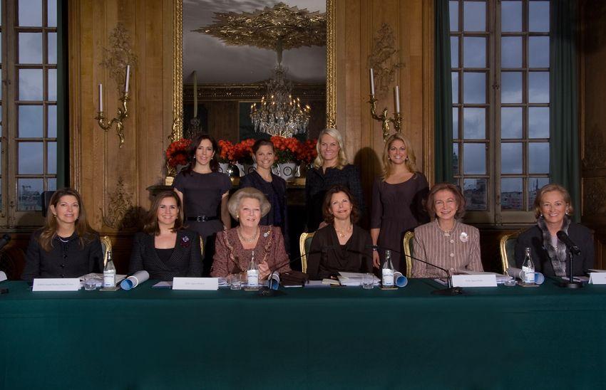 Au premier plan, de gauche à droite : Mme Margarida Barroso, S.A.R. la Grande-Duchesse de Luxembourg, S.M. la Reine Beatrix des Pays Bas, S.M. la Reine Silvia de Suède, S.M. la Reine Sofia d'Espagne, S.M. la Reine Paola de Belgique.
A l'arrière plan, de gauche à droite : S.A.R. la Princesse Héritière Mary de Danemark, S.A.R. la Princesse Héritière Victoria de Suède, S.A.R. la Princesse Héritière Mette-Marit de Norvège, S.A.R. la Princesse Madeleine de Suède.