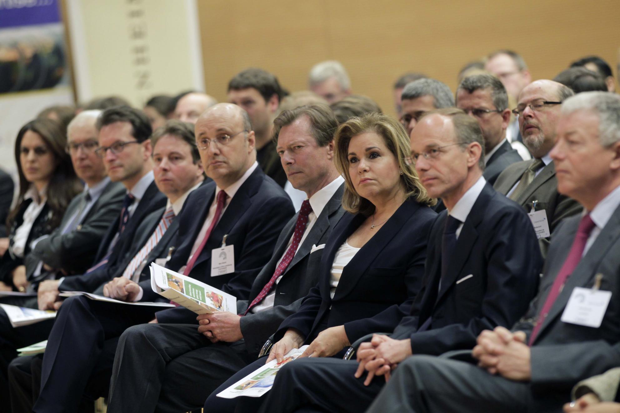 LL.AA.RR. le Grand-Duc et la Grande-Duchesse entourés (g. à dr.) du président de L’ALFI, Marc Saluzzi et du ministre des Finances, Luc Frieden
