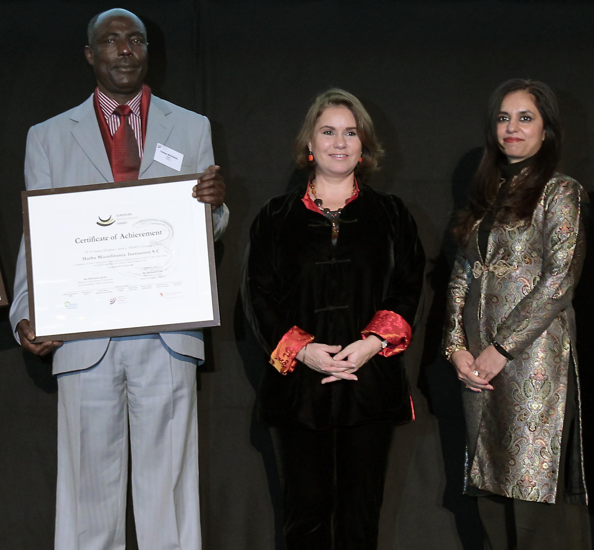 S.A.R. la Grande-Duchesse est entourée par le lauréat éthiopien M. Tesfaye Befekadu ainsi que par Mme Roshaneh Zafar, directrice de la Kashf Foundation et présidente du jury.
